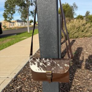 Slim fit crossbody bag for women in genuine leather